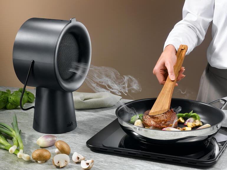 Airhood 2.0 en noir, processus de cuisson avec du bœuf dans la poêle et vapeur.