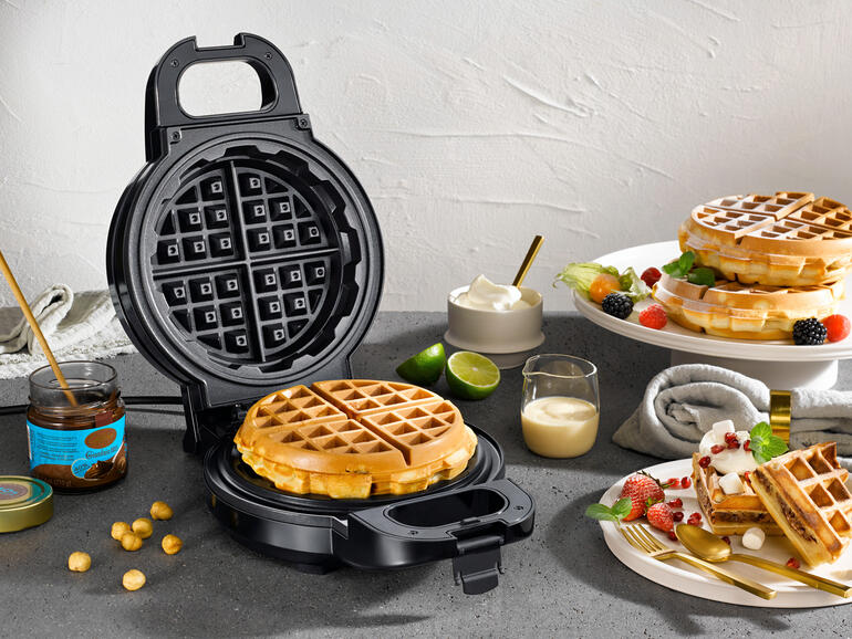 Gaufrier extra profond avec des gaufres fraîches et des ingrédients sur une table.