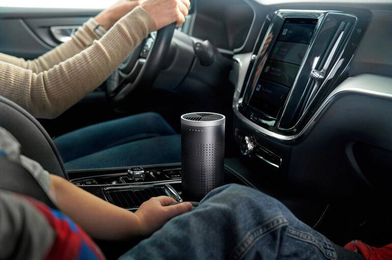 Purificateur d'air mobile 2-en-1 dans la voiture entre le siège conducteur et le siège pour enfant