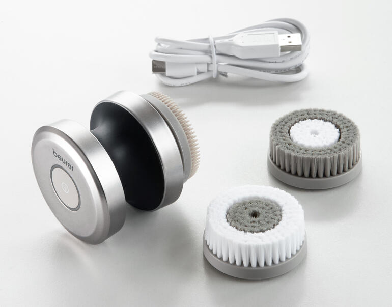 Brosse pour le visage duale avec deux têtes interchangeables et câble de chargement.