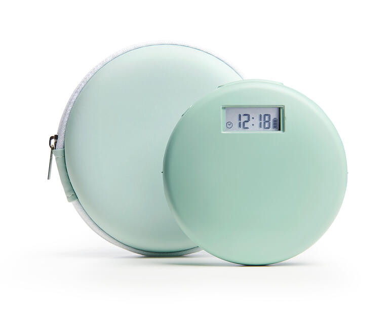 Réveil vibrant en deux tailles, sur fond blanc, avec affichage numérique.