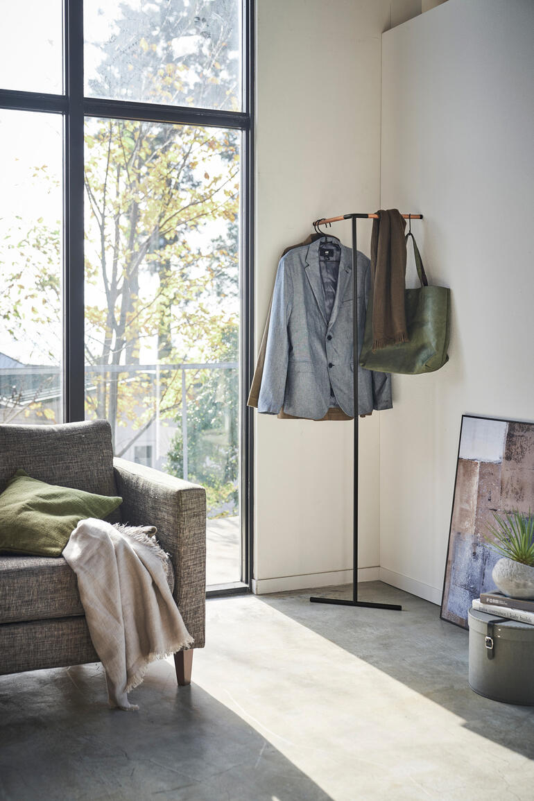 Garde-robe d'angle avec des vestes dans une pièce moderne