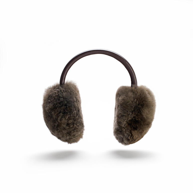 100 % d’alaga royal ultra-doux réchauffe délicatement vos oreilles. Écouteurs en alpaga de couleur brune sur fond blanc.
