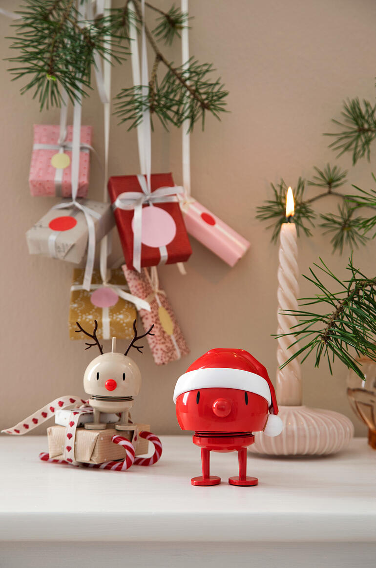 Bonhomme de neige Hoptimist dans une décoration de Noël avec des cadeaux.