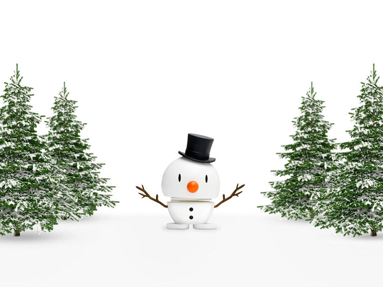 Belles fêtes de fin d’année dans l’esprit de Noël avec les joyeux Hoptimistes. Bonhomme de neige Hoptimist avec un chapeau haut de forme entre des arbres enneigés.