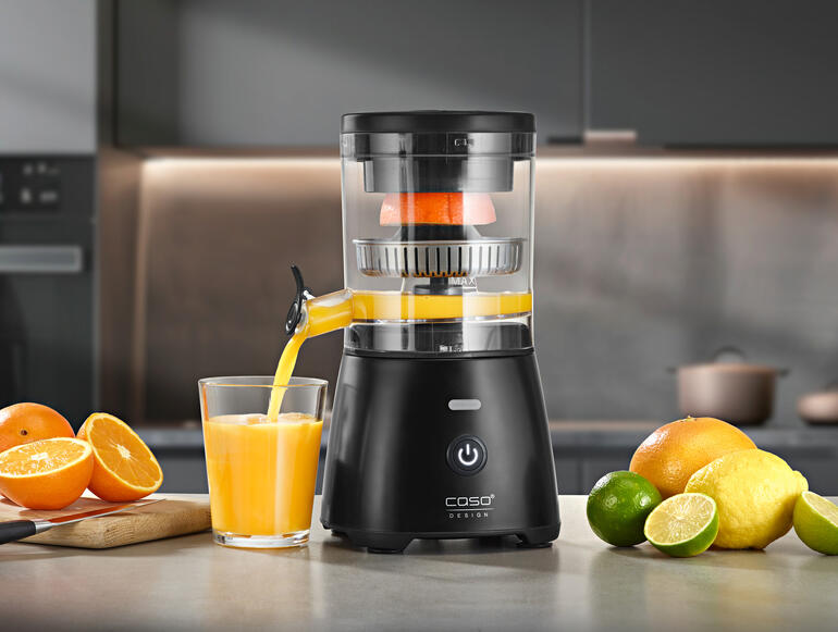 Presse-agrumes entièrement automatique en cuisine, orange pressée.