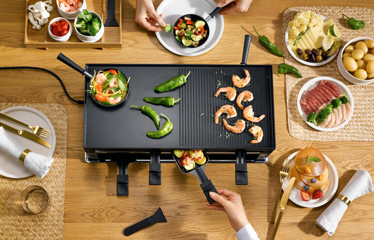 Appareil Solis raclette et fun-cooking 5-en-1 avec des fruits de mer.
