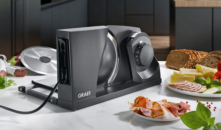 Trancheuse ultracompacte sur un plan de travail moderne.