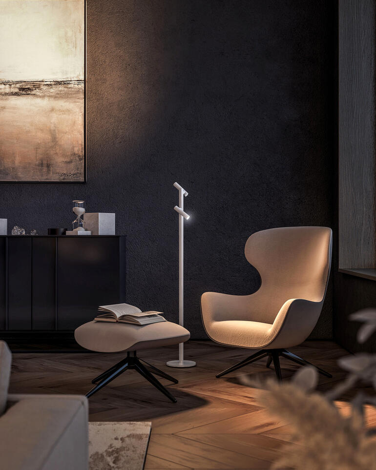 Lampadaire moderne avec lampe torche dans le salon avec une lumière chaleureuse.