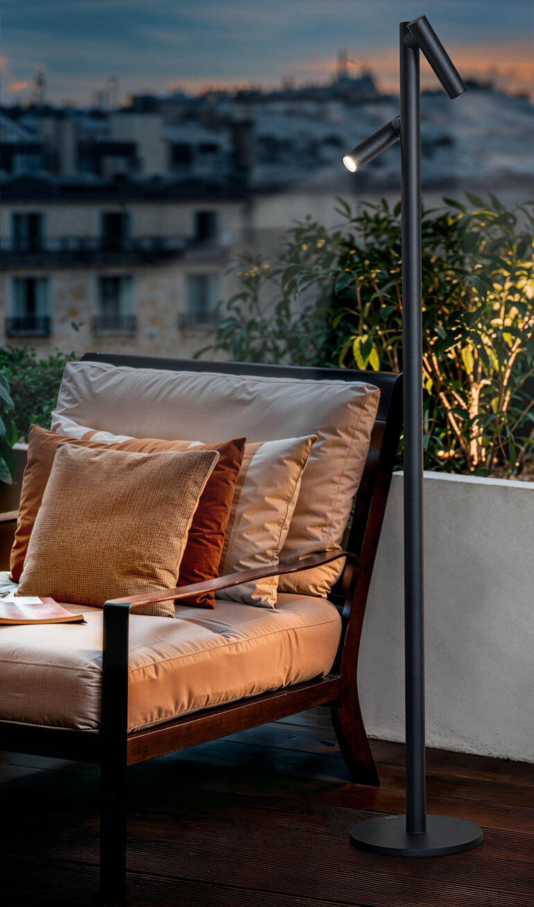 Lampadaire à l'extérieur sur une terrasse avec une atmosphère relaxante.
