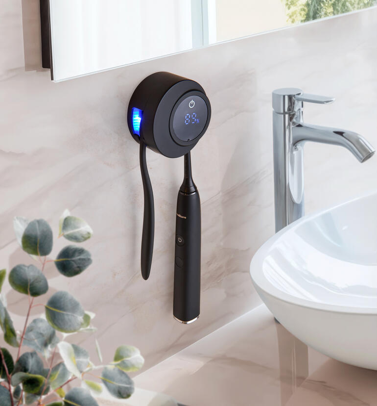 Station de désinfection de brosse à dents UV fixée au mur avec design noir et affichage LED.