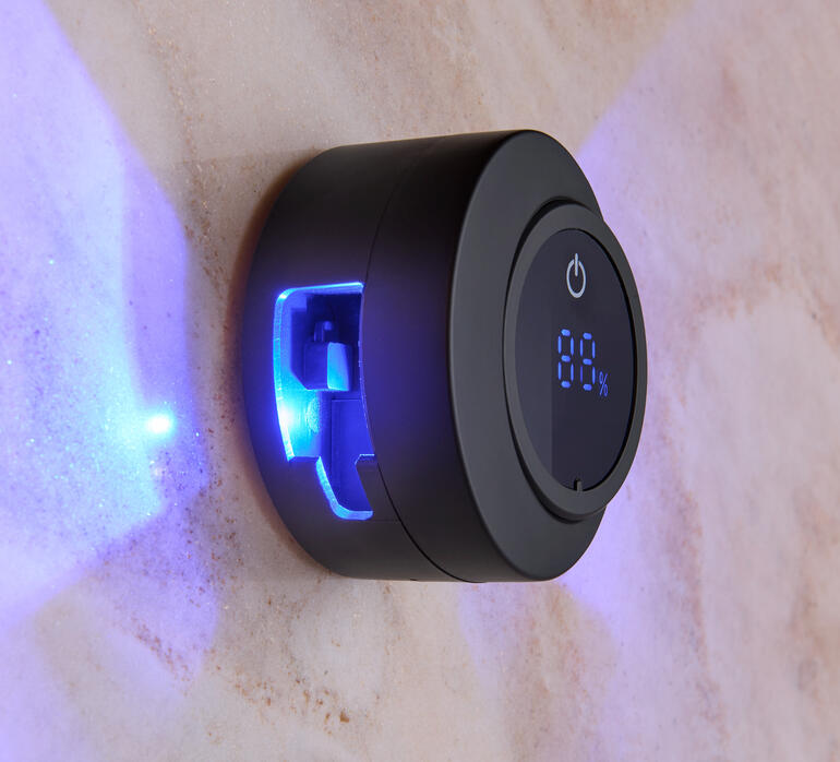 Gros plan sur la station de désinfection de brosse à dents UV avec LED bleue activée.