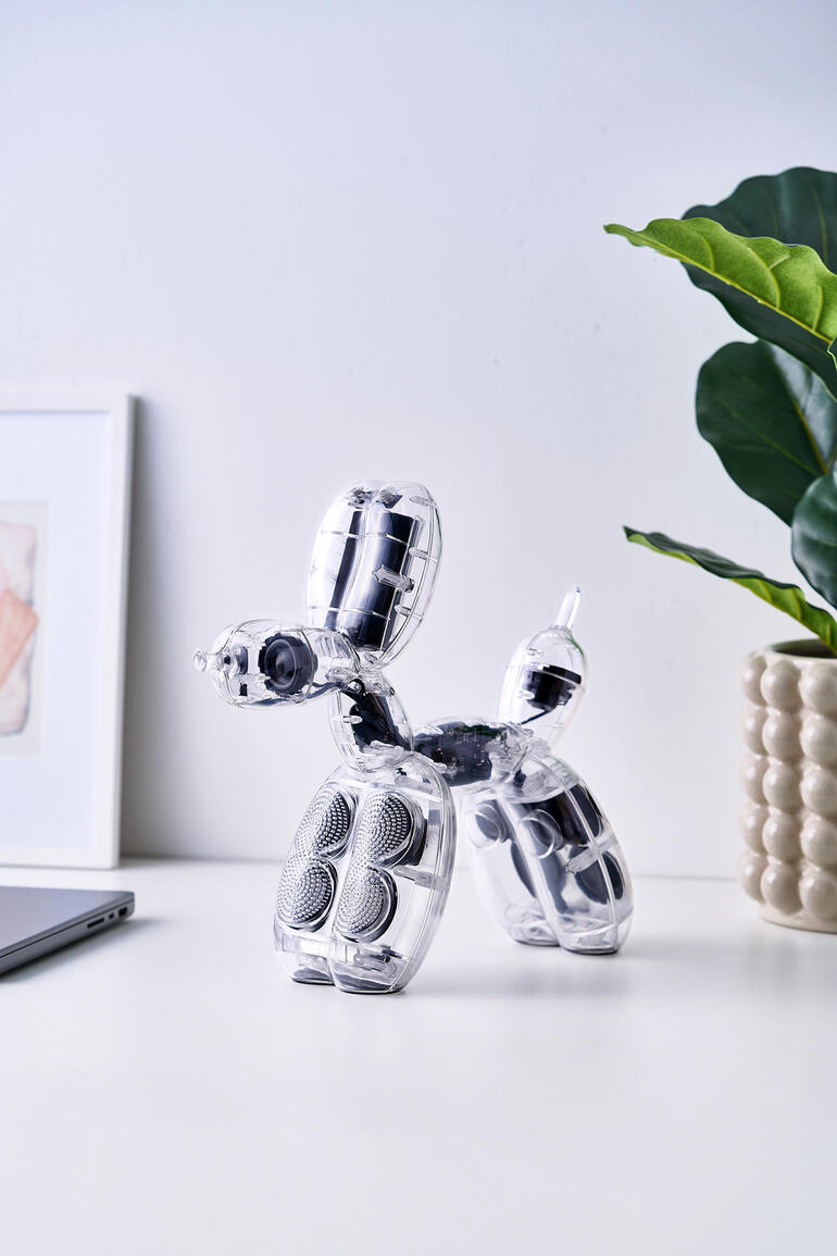 Haut-parleur sculptural en forme de chien en ballon.