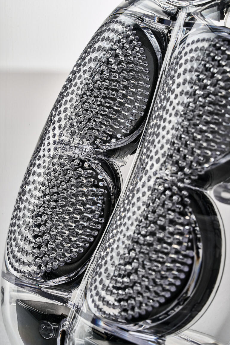 Gros plan de la surface du haut-parleur du chien.