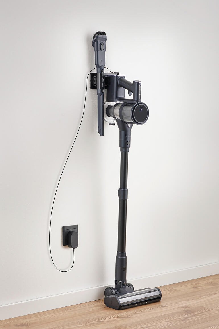 Aspirateur sans fil monté au mur, avec chargeur.