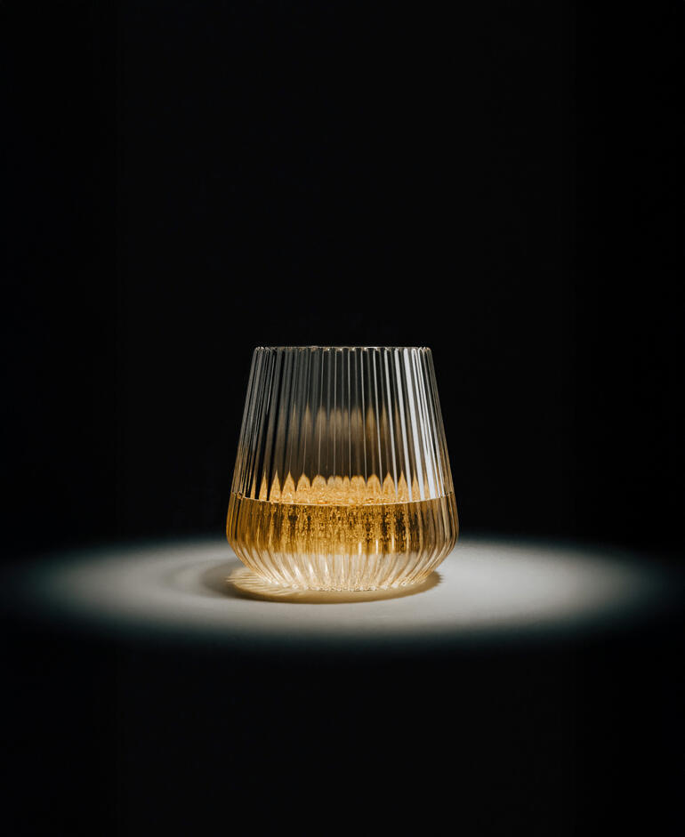 Verre design incassable dans un design élégant sur fond éclairé