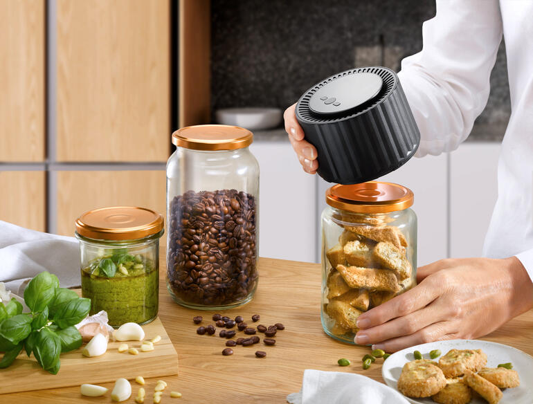 Aspirateur pour bocaux sur une surface en bois