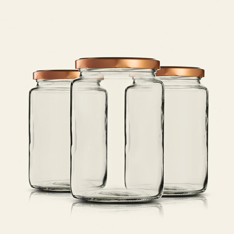 Trois grands bocaux avec des couvercles dorés