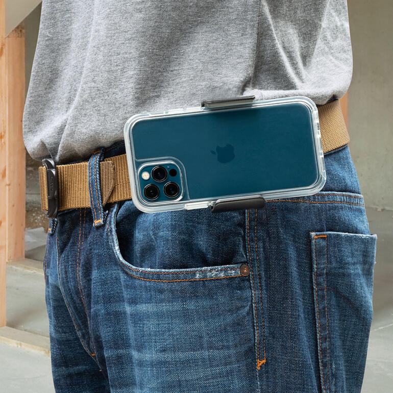 Support de ceinture pour smartphone fixé à une ceinture avec un smartphone.