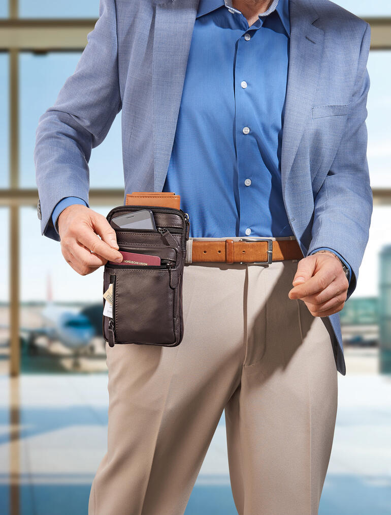 Homme avec une ceinture en cuir de buffle assortie qu'il tient à sa ceinture.