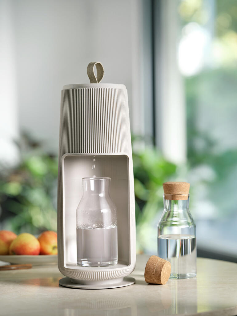 Filtre à eau Flowell en greige avec carafe en verre et bouteille d'eau