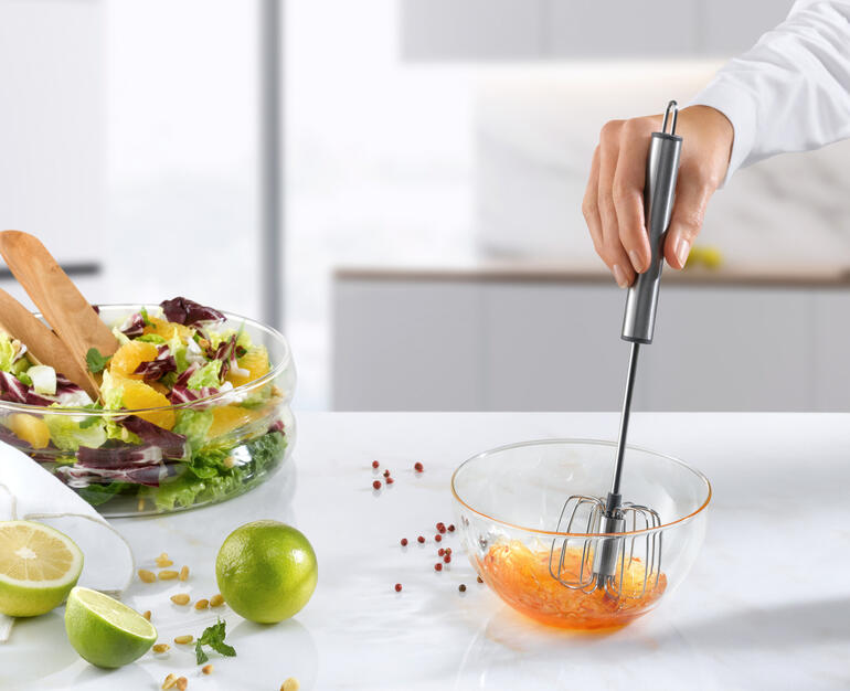 Fouet semi-automatique dans un saladier avec salade
