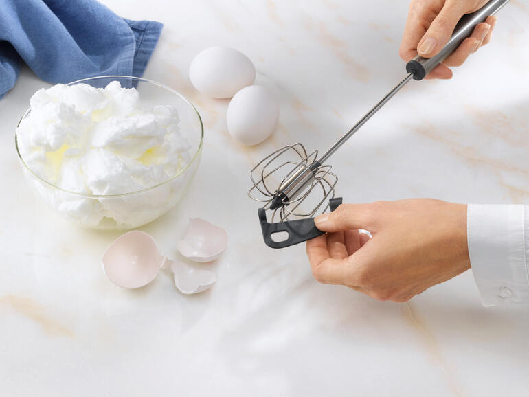 Fouet semi-automatique en train de préparer des blancs d'œuf