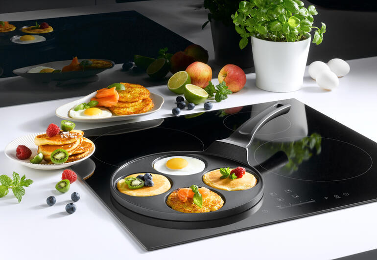 Moule à pancakes avec diverses crêpes et œufs