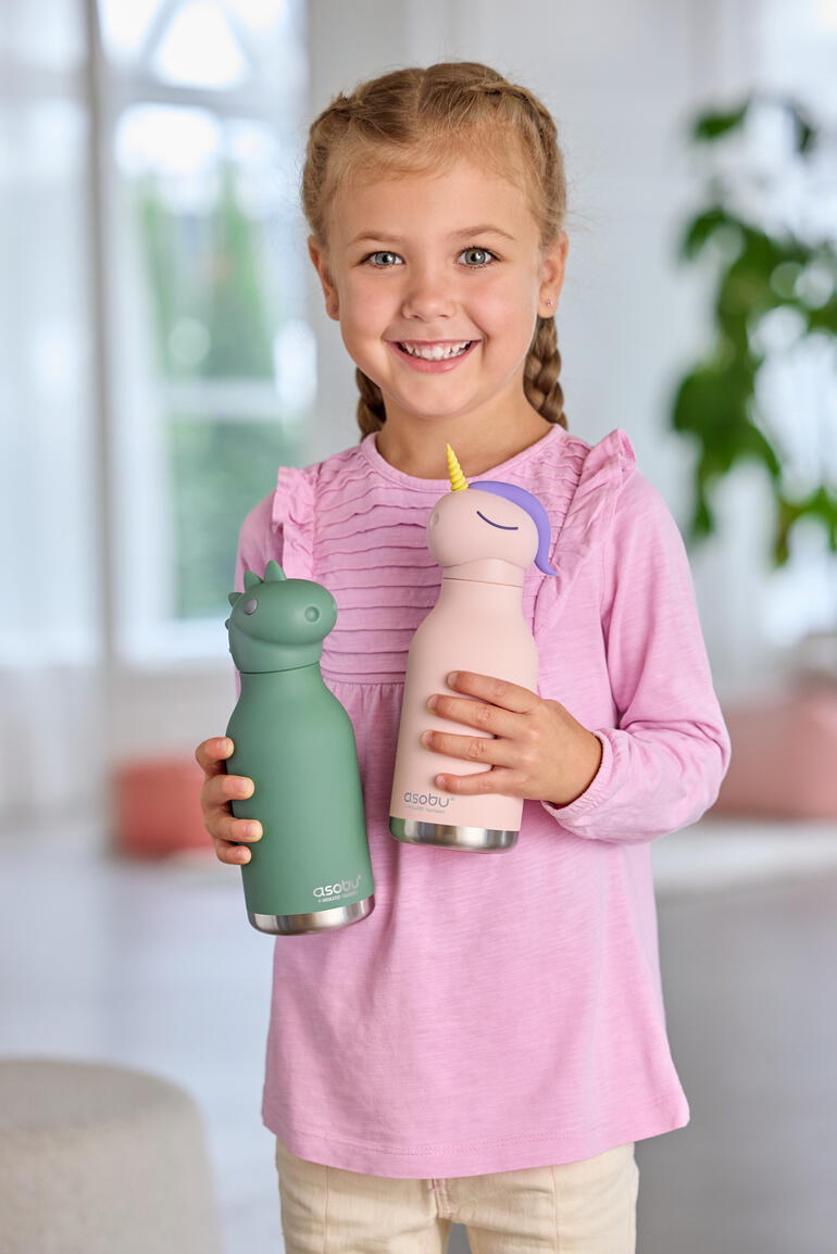 Fille tenant deux bouteilles d'eau animales, un dragon et une licorne