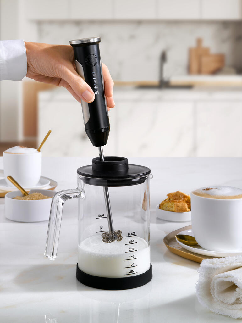 Fouetteuse à lait rechargeable en cours d'utilisation avec du lait