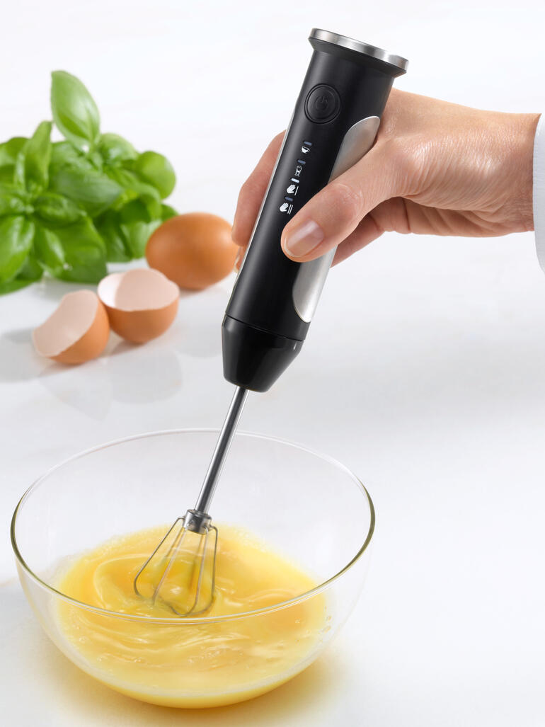Fouetteuse à lait rechargeable en train de préparer des œufs