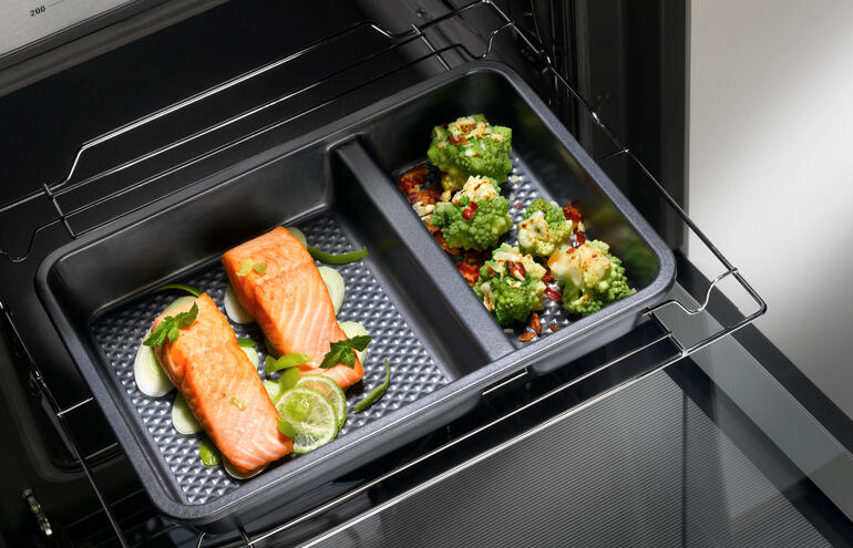 Plat de cuisson à deux compartiments avec saumon et légumes au four