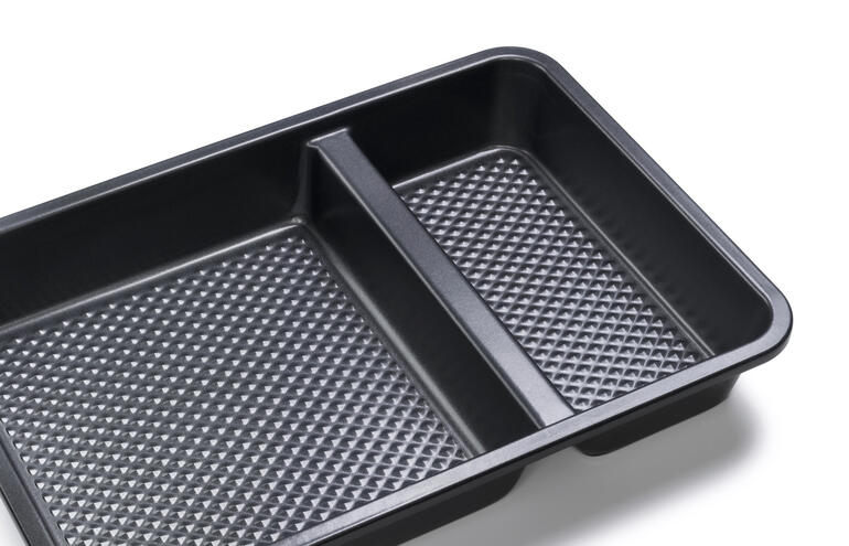 Plat de cuisson à deux compartiments sur fond blanc, sans contenu