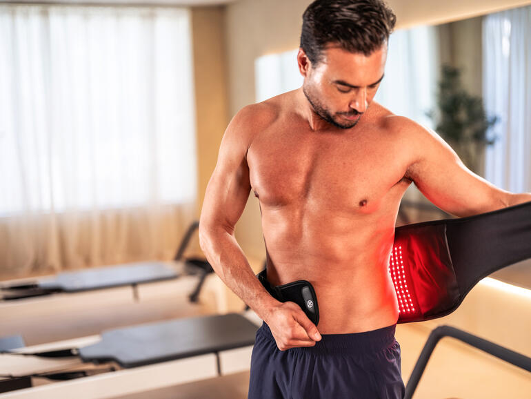 Homme avec une bande de dos 4-en-1 qu'il met en place.