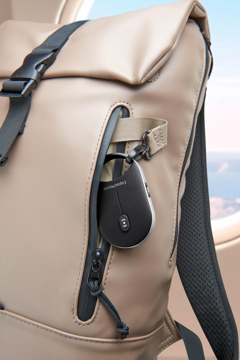 Souris mini mobile dans une poche d'un sac à dos.