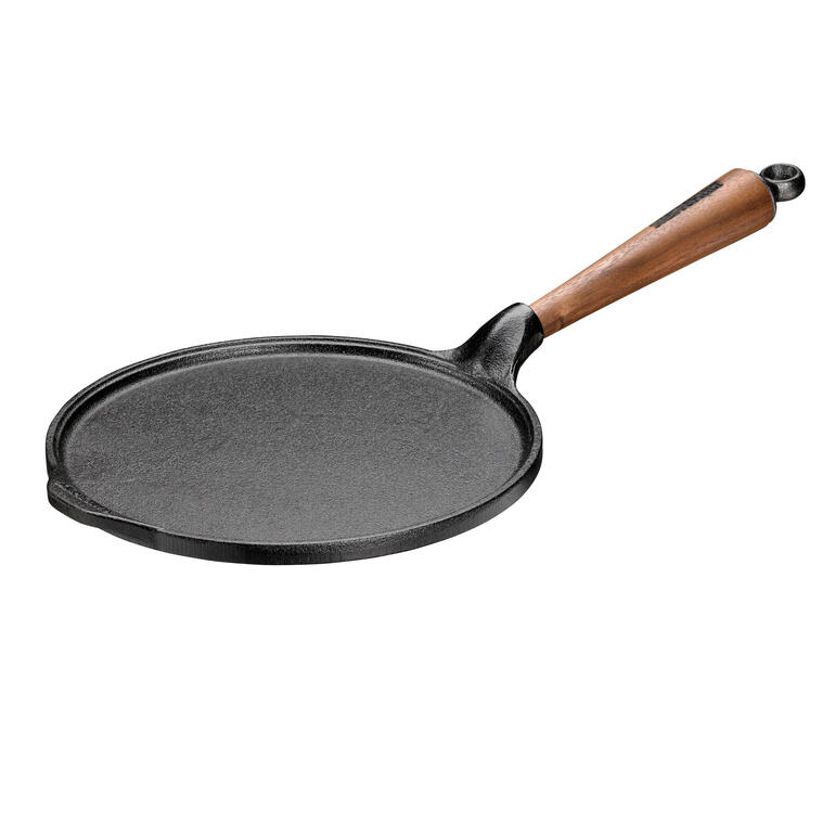 Poêle en fonte plate, 24 cm de diamètre, sur fond blanc.