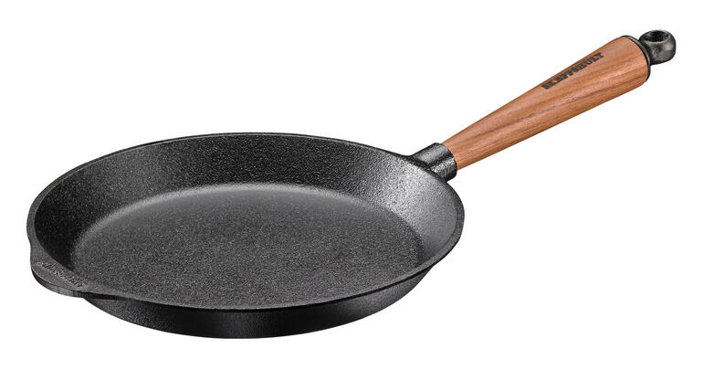 Poêle en fonte vide avec poignée en bois sur fond blanc