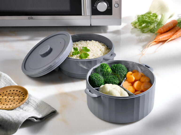 Cuiseur à vapeur à deux niveaux avec légumes et riz dans un bol gris.