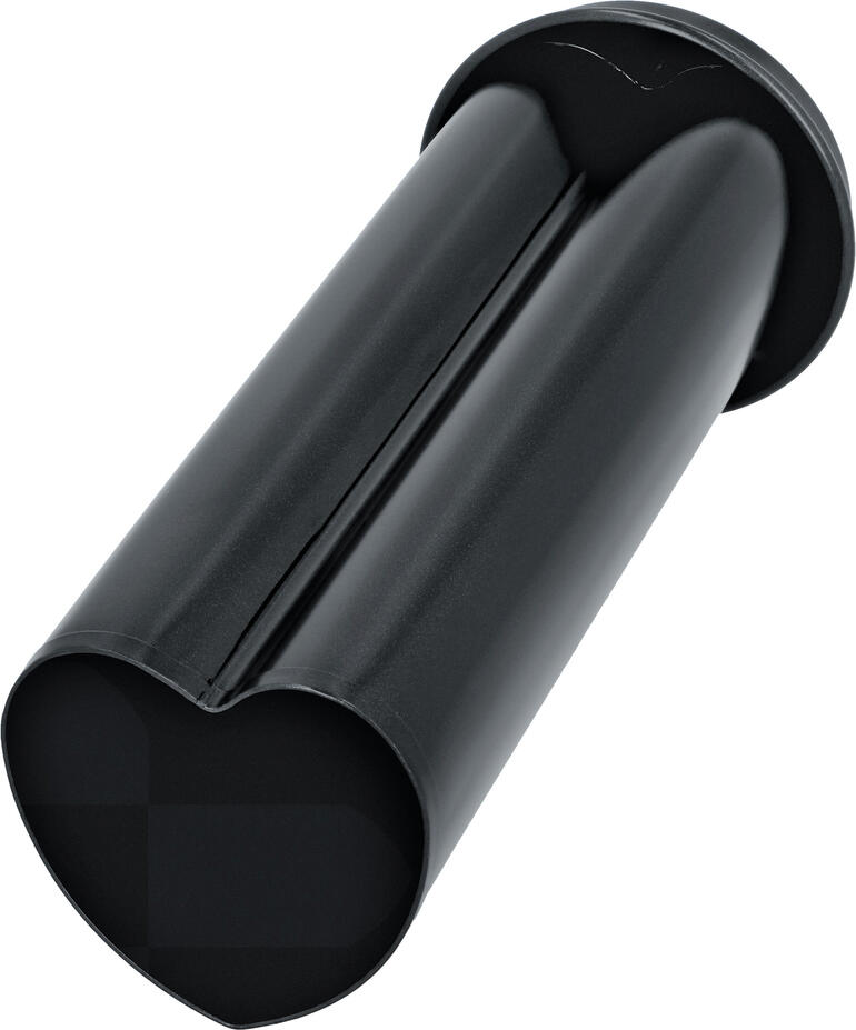 Tube de cuisson unique en forme de cœur pour pain de fête sur fond blanc.