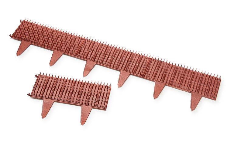 Trois pièces de clôtures anti-limaces en marron.