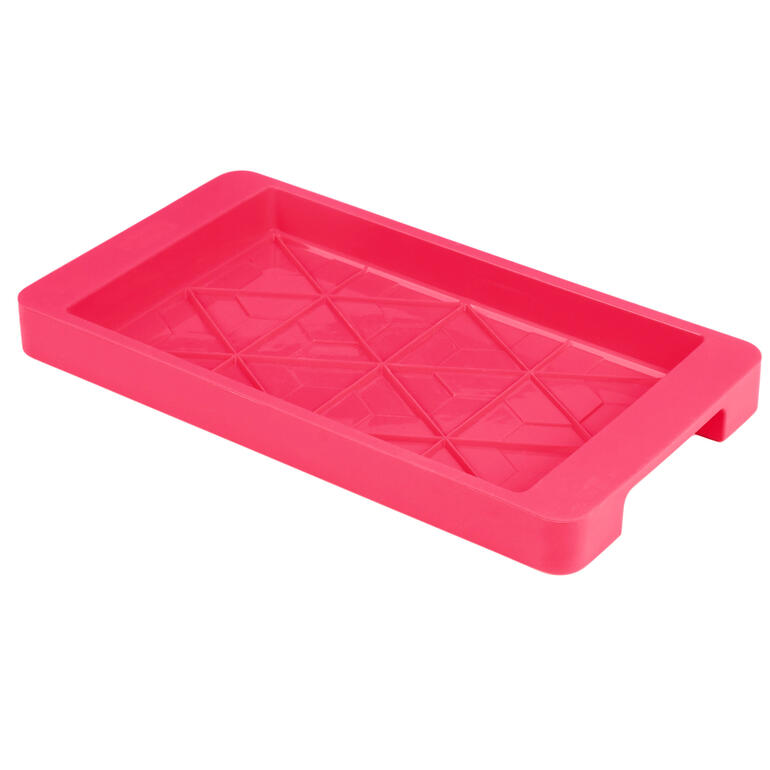 Moule en silicone rouge pour chocolat sur un fond blanc.