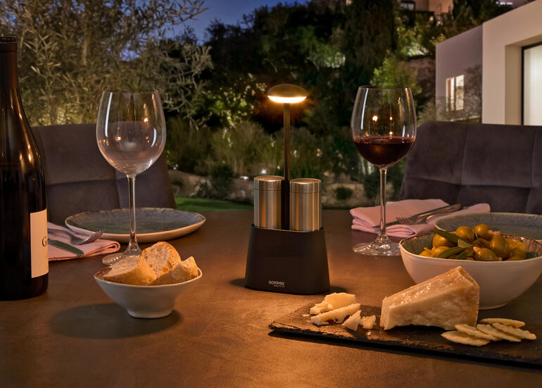 Lampe à poivre et sel sur une table à la tombée de la nuit