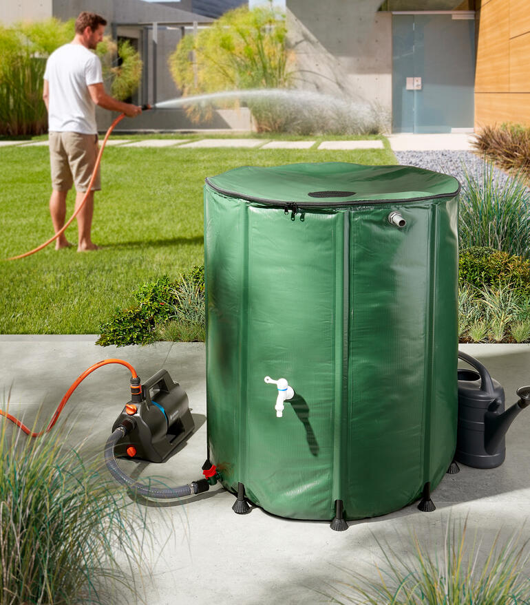 Baril de pluie pliable de 500 litres dans un jardin pour la collecte d'eau.
