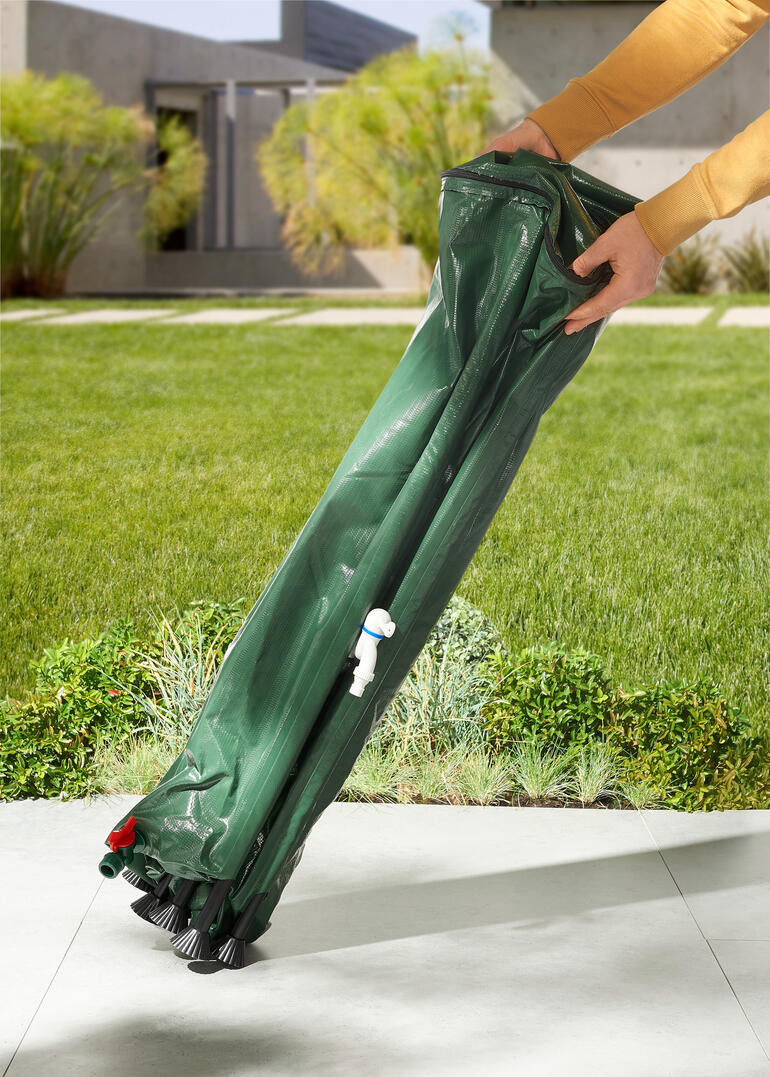 Utilisateur tenant le baril de pluie pliable.