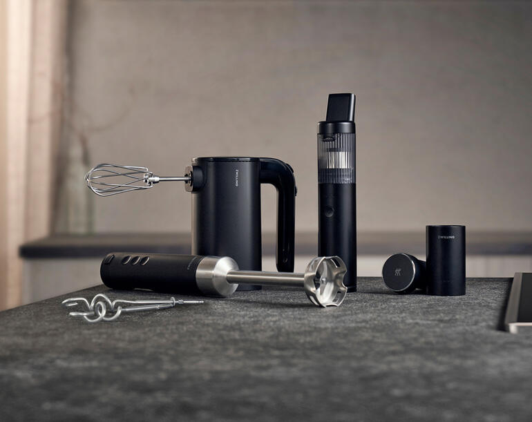 Aspirateur à miettes sans fil, avec accessoires, sur un comptoir de cuisine moderne