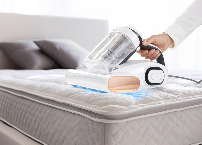Aspirateur d'hygiène UV-C utilisé sur un matelas