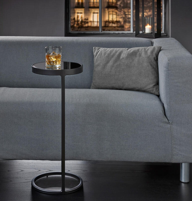 Table d'appoint mini avec un verre sur la table.