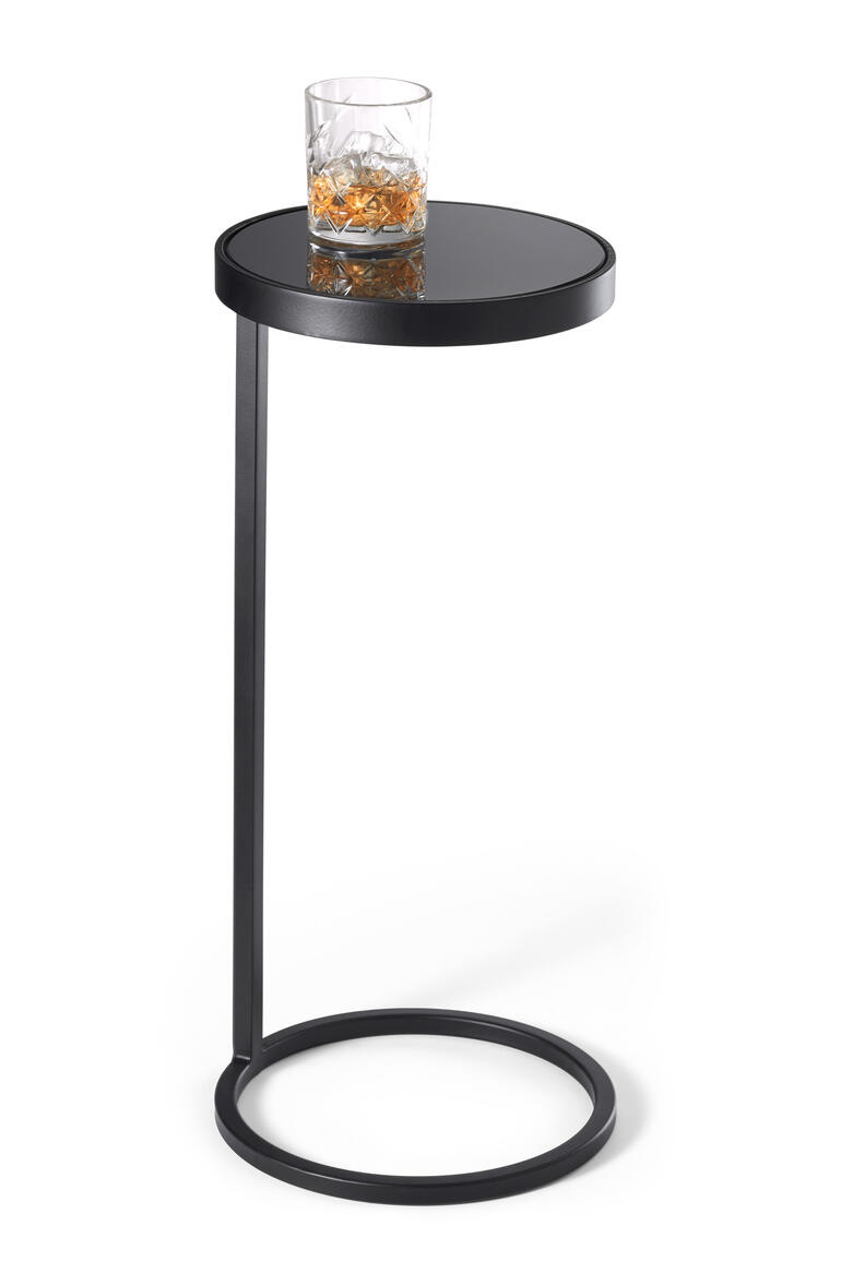Table d'appoint debout avec un verre dessus.