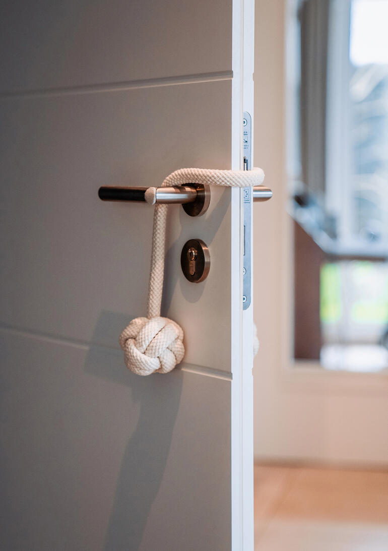 Cordage flexible en nœud attaché à une porte.