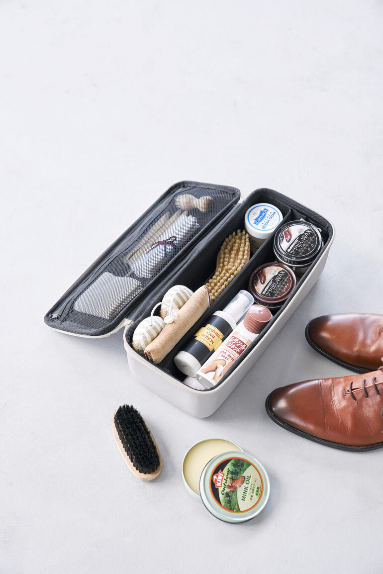 Boîte à outils gris clair avec contenu sur fond neutre.